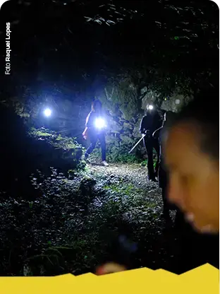 talasnal-ao-luar-caminhada-pessoas-lanterna